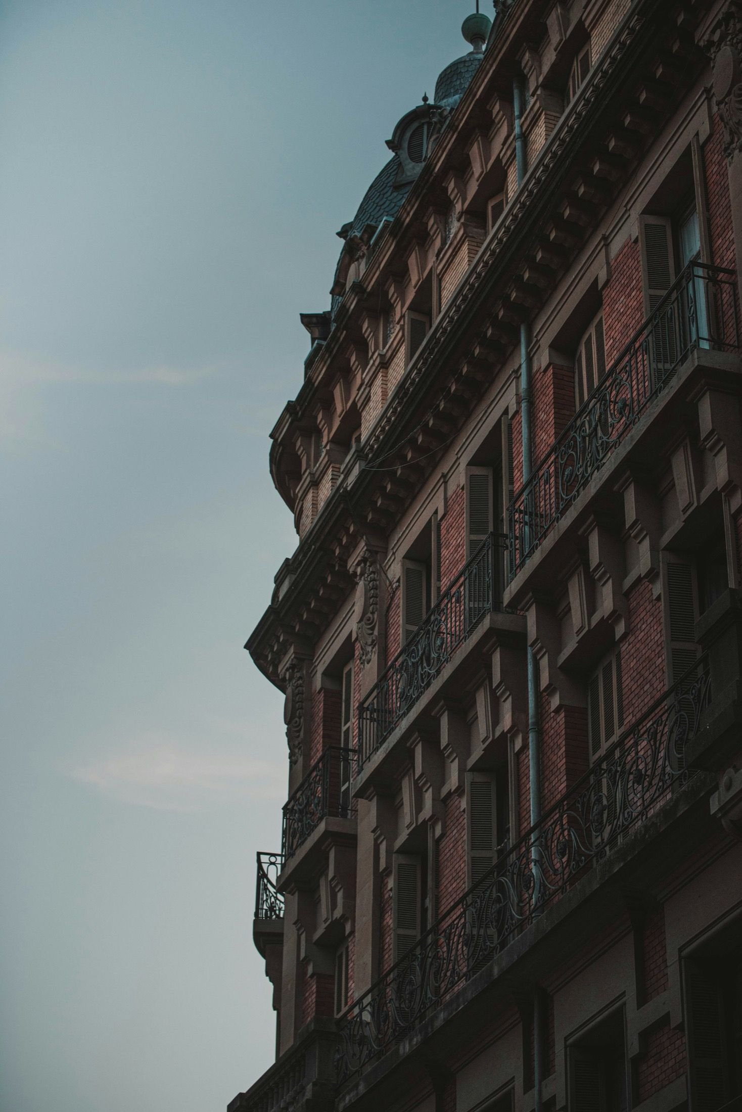 Fachada con balcones de un edificio de viviendas en Pamplona
