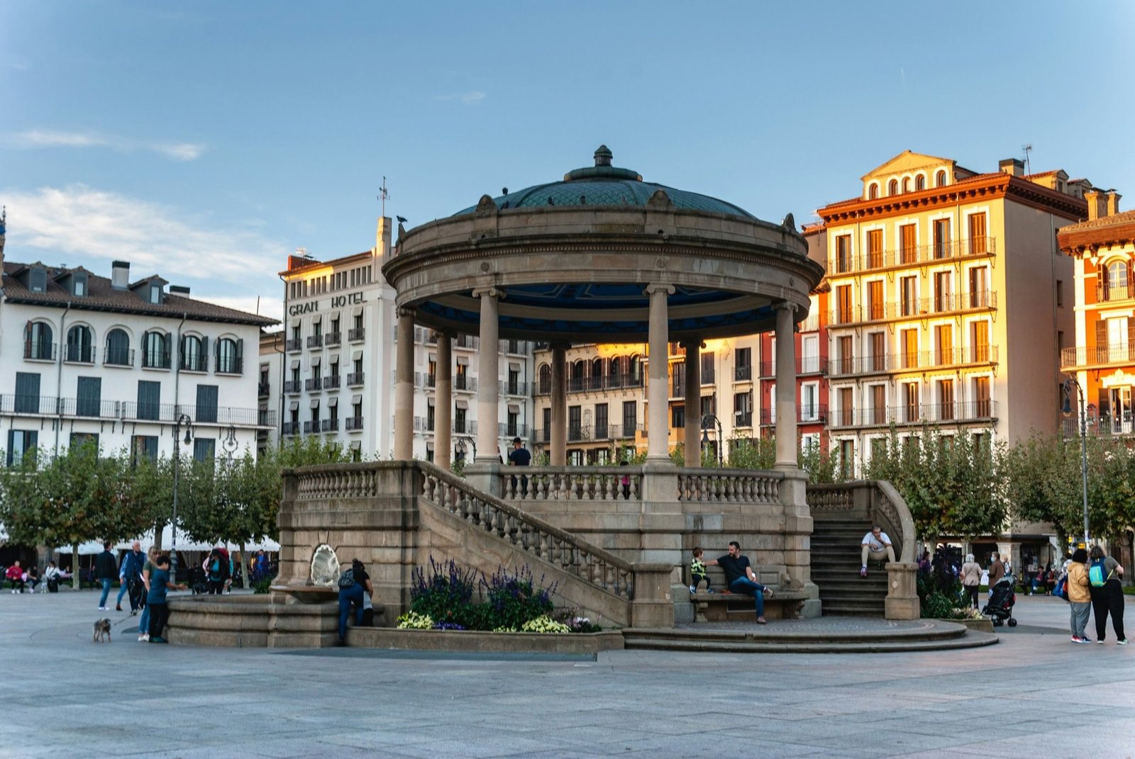 Plaza del Castillo de Pamplona con su quiosco al atardecer